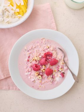 Çeşitli malzemelerle bir gecede yulaf ezmesi. Fitness sağlıklı organik br