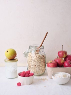 Bir gecede yulaf ya da yulaf lapası yapmak için gerekli malzemeler. Tahıllar