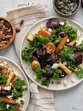 Kök sebze salatalı sağlıklı vejetaryen yemeği. Yaban havucu, pancar, lahana, peynir ve tohumlu havuç. Yukarıdan görüntüle