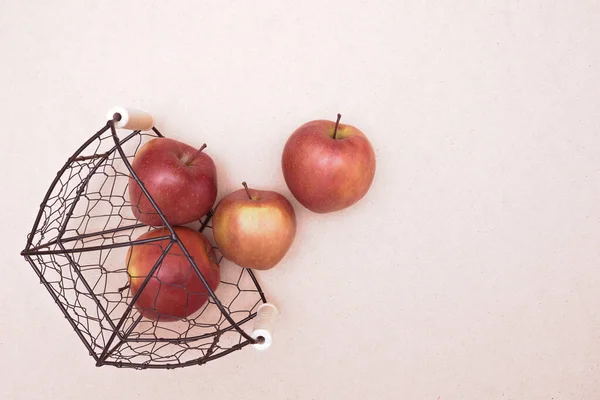 Vue Dessus Des Pommes Rouges Éparpillées Sur Table Pommes Fraîches — Photo