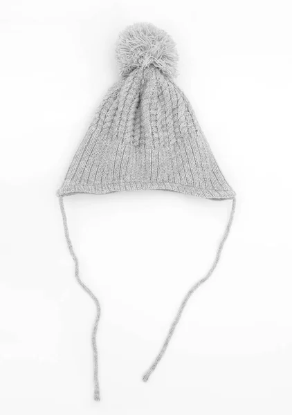 冬は赤ん坊のための灰色の帽子を編みました 白い背景で隔離される — ストック写真