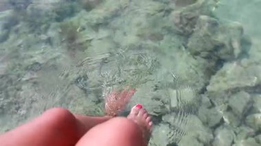 Kadın bacakları deniz suyunda Umag, Istria, Hırvatistan
