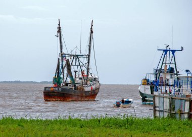 Bir balıkçı teknesi Nikaragua 'daki Bluefield limanından ayrılıyor.