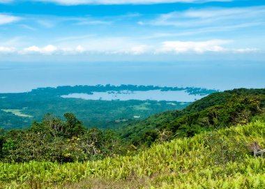 Mombacho yanardağından Büyük Nikaragua Gölü 'nün adacıkları Granada şehrine bakın. Orta Amerika
