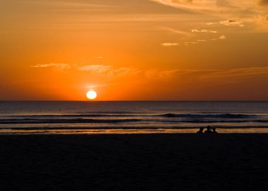 Plajda gün batımı, Nikaragua 'da altın gün batımı.