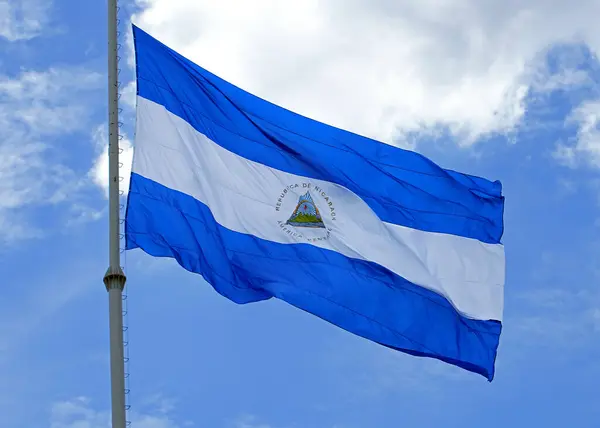 Mavi ve beyaz bayrak, Nikaragua Cumhuriyeti amblemi, Orta Amerika.