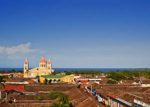 Nikaragua, Orta Amerika 'daki sömürge şehri Granada' nın Katedrali.