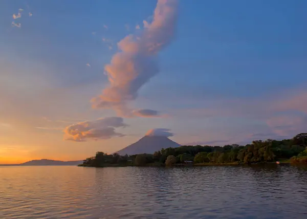 Cocibolca Gölü 'ndeki Ometepe Adası' ndaki volkan veya Nikaragua, Orta Amerika.