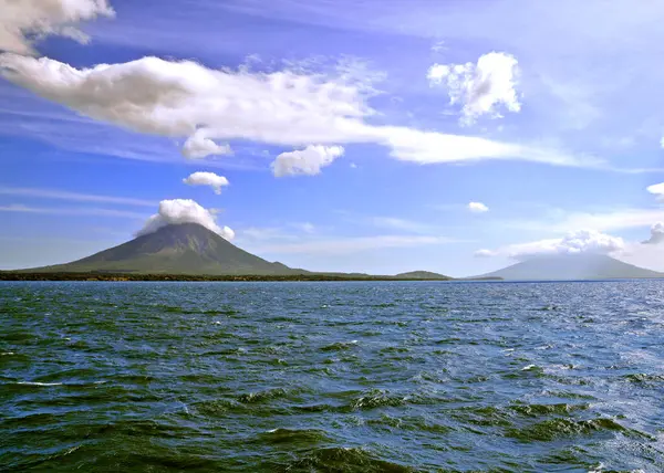 Cocibolca Gölü 'ndeki Ometepe Adası' ndaki volkan veya Nikaragua, Orta Amerika.