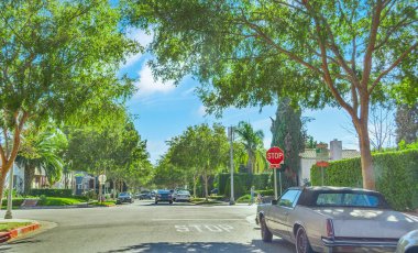 Güneşli bir günde Beverly Hills 'te kavşak. Kaliforniya, ABD