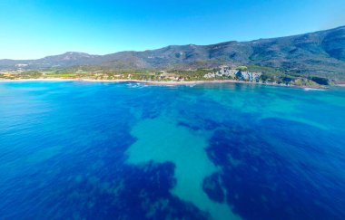 Sudan Alghero 'nun güney kıyısının havadan görünüşü. Sardunya, İtalya