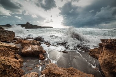 Gün batımında San Giovanni di Sinis sahilinde dalgalar. Sardunya, İtalya