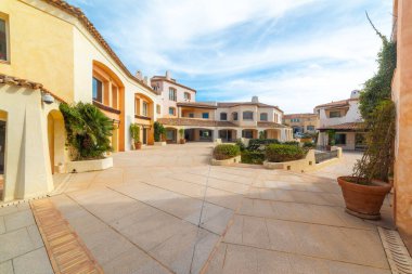 Baharda dünyaca ünlü Porto Cervo 'da küçük bir meydan. Sardunya, İtalya