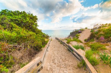 Gün batımında Alghero 'daki plaja giden yol. Sardunya, İtalya
