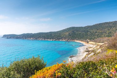 Baharda Capo Carbonara sahilinde mavi gökyüzü. Sardunya, İtalya