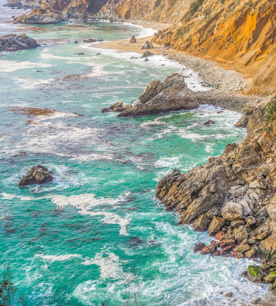 Rocas y arena en la mundialmente famosa costa del parque estatal Big Sur. Central California