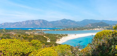 Baharın açık bir gününde Porto Giunco. Sardunya, İtalya