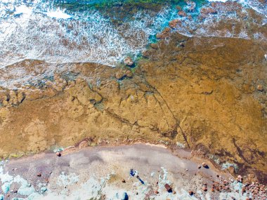 İtalya, Sardunya 'da deniz kenarındaki iki insanın hava görüntüsü