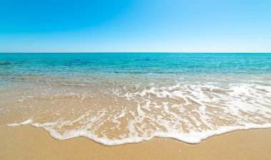 İlkbaharda mavi gökyüzünün altında Piscina Rei plajı. Sardunya, İtalya