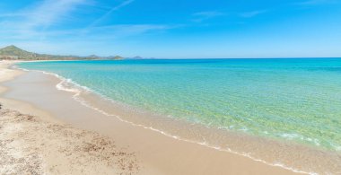 Cala Sinzias 'ta mavi gökyüzü ve turkuaz su. Sardunya, İtalya