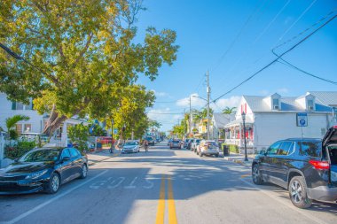 Key West, ABD - 20 Şubat 2019: Güneşli bir günde Duval Caddesi 'nde şehir hayatı