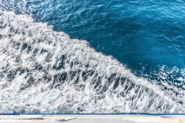 Feribot güneşli bir baharda uyanır.