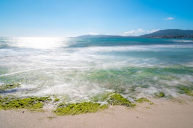 Sardinya, İtalya 'daki Maria Pia plajında ipek efektli su