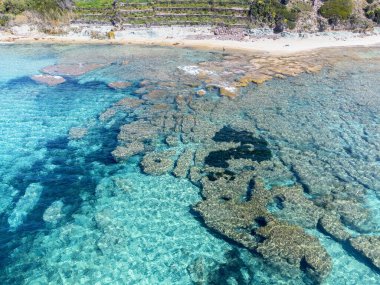 La Speranza sahilindeki turkuaz su yukarıdan görüldü. Sardunya, İtalya