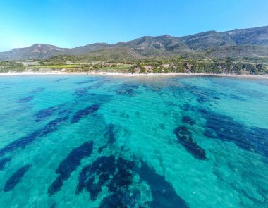 Mavi gökyüzünün altındaki La Speranza kıyısının havadan görüntüsü. Sardunya, İtalya
