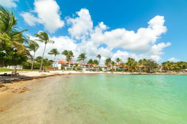 Guadeloupe, Karayip Denizi 'ndeki Bas du Fort plajı üzerinde mavi gökyüzü