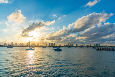 Güneş gün batımında Miami sahilinde parlıyor. Florida, Usa