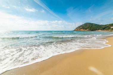 La Speranza sahilinde mavi deniz ve altın kum. Sardunya, İtalya