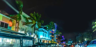 Gece Ocean Drive 'da trafik vardı. Miami Beach, ABD