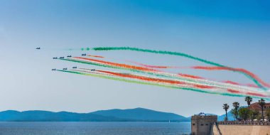 İtalyan akrobatik takımı Frecce Tricolori Alghero üzerinde uçuyor. Sardunya, İtalya