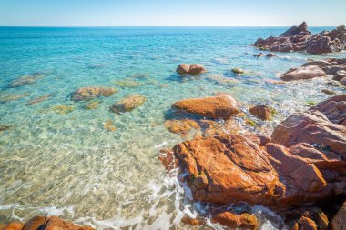 Perdepera sahilinde kayalar ve turkuaz su. Sardunya, İtalya