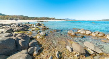 İtalya, Sardunya 'daki Orri plajında kayalar ve kumlar