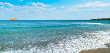 Baharda güneşli bir günde Cea plajı. Sardunya, İtalya