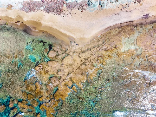 Luftaufnahme Eines Mannes Allein Einem Leeren Strand Frühling Sardinien Italien — Stockfoto