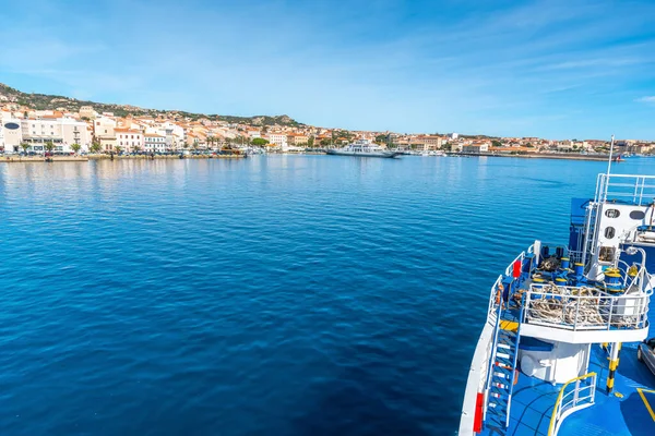 Поромний Човен Схвалює Узбережжя Мадддалени Сонячний День Восени Сардинія Італія Ліцензійні Стокові Фото