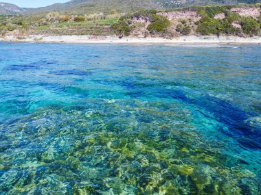 Baharda La Speranza 'nın mavi deniz manzarası. Sardunya, İtalya