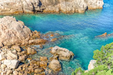 Kayalar ve Costa Paradiso mavi denizde. Sardunya, İtalya