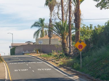 Los Angeles 'ta yolda yazılmış bir durak. Kaliforniya, ABD