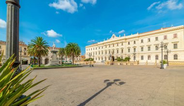 Sassari şehir merkezindeki İtalya Meydanı. Sardunya, İtalya