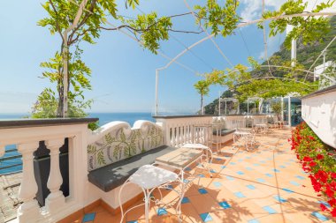 Dünyaca ünlü Positano 'da deniz kenarındaki muhteşem teras. Amalfi Sahili, İtalya