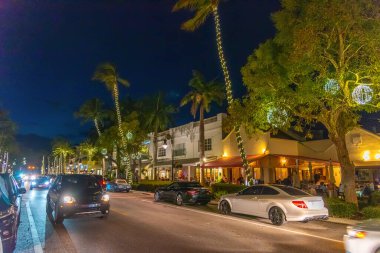 Napoli şehir merkezinde gece trafik vardı. Florida, ABD