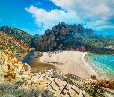 Costa Paradiso 'daki Li Cossi plajı yukarıdan görüldü. Sardunya, İtalya