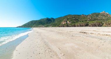 İtalya, Sardunya 'daki Perdepera plajında beyaz kum ve mavi su