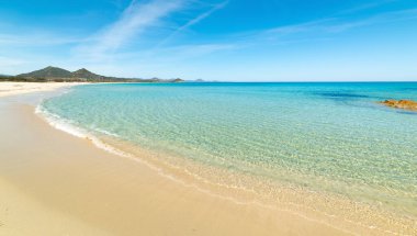 Cala Sinzias 'ta beyaz kum ve temiz su. Sardunya, İtalya