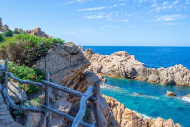 Costa Paradiso 'da deniz kenarındaki tırabzan. Sardunya, İtalya