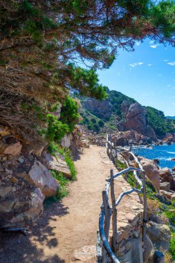 Costa Paradiso 'da kıyıya yakın bir patika. Sardunya, İtalya